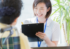 生活相談員の給料は？平均年収や相場は？｜介護の求人・転職なら介護求人ドットコム イメージ