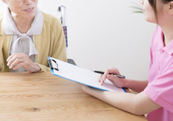 ケアマネージャー(介護支援専門員)の年収・給与はどのくらい？働き方別・他業種との比較 イメージ