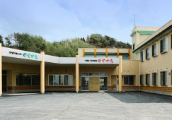 【鹿渡駅 車4分】月給20.1万円～★賞与2.0ヶ月／介護老人保健施設やかた／経験不問・ブランクOK／介護福祉士 イメージ