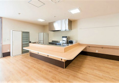 【介護福祉士・正社員】特別養護老人ホームやすらぎの里ひだか｜介護職｜月給24万以上│マイカー通勤（駐車場無料） イメージ